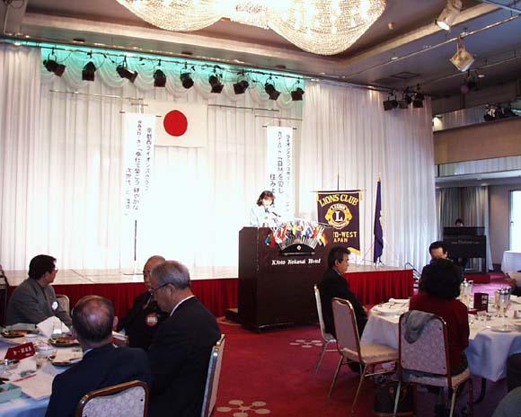 １９９９年１月２８日京都西ライオンズクラブ　メンバースピーチ例会での帰国報告のようす file size=46kbyte